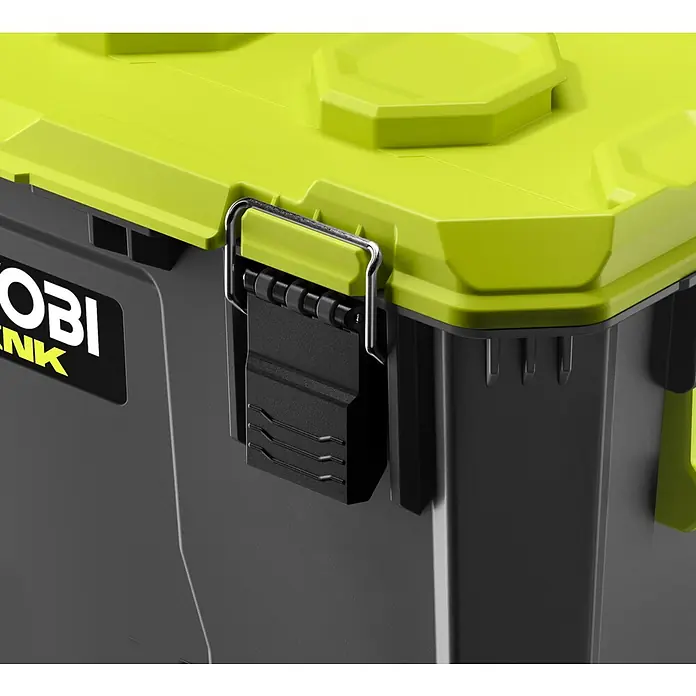 Ryobi Link Werkzeugkoffer RSL201 Trolley - L x B x H: 57 x 49,5 x 39 cm, Kunststoff, 2 Räder - Detailaufnahme eines Ryobi Werkzeugkastens mit schwarzem Verschluss und grünem Deckel, der robuste Bauweise betont.