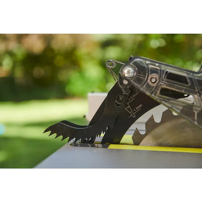 Ryobi ONE+HP Akku-Tischkreissäge RTBS18X-0 - 18 V, Ohne Akku, Durchmesser Sägeblatt: 210 mm - Nahaufnahme einer Tischsäge mit Sägeblattschutz. Die Schutzeinrichtung bietet mehr Sicherheit beim Sägen durch Abdeckung des Sägeblattes.