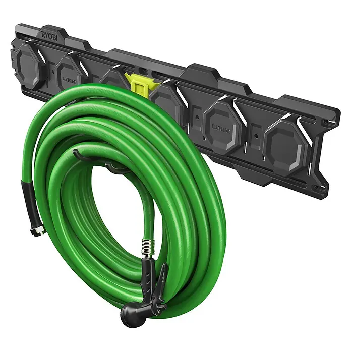 Ryobi Link Wandhalterung RSLW805 Universal - Geeignet für: Handwerkzeuge, Passend für: Ryobi ONE+ Sortiment - Nahaufnahme des Ryobi LINK-Systems zur Aufbewahrung eines Gartenschlauchs, der ordentlich an der Wand montiert ist.