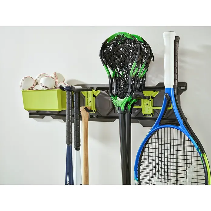 Ryobi Link Systemhalter RSL2WR-2 - Passend für: Ryobi ONE+ Sortiment - Eine Wandmontage mit Sportgeräten: Bälle, Schläger und andere Utensilien hängen ordentlich an der Wand.