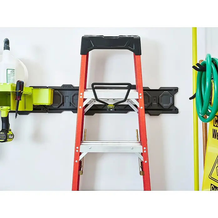 Ryobi Link Fahrradhalterung RSLW804 - Traglast: 22,7 kg - Eine orangefarbene Trittleiter, die an einem modularen RYOBI-Wandaufbewahrungssystem hängt. Das System umfasst Haken, Behälter und eine Schiene.