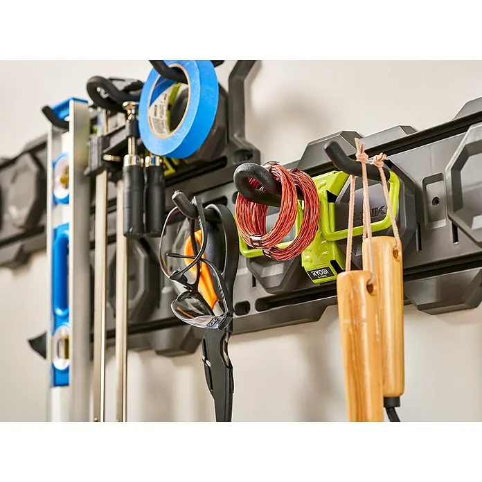Ryobi Link Wandhalterung RSLW806 3-fach - Geeignet für: Handwerkzeuge, Passend für: Ryobi ONE+ Sortiment - Nahaufnahme der RYOBI Link Wandaufbewahrung mit Werkzeugen und Zubehör. Die modulare Aufbewahrungslösung bietet flexible Ordnungsmöglichkeiten.