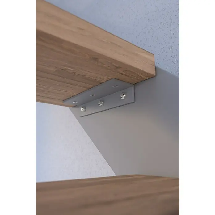 Starwood Wangentreppe KosFarbton Metall: RAL 9006, Breite: 106 cm, Eiche Rustik, Geschosshöhe: 240 cm - 300 cm, Gerade, Metallgeländer pulverbeschichtet, Stufen farblos geölt - Detailaufnahme einer Holztreppenstufe, befestigt mit einer silbernen Metallhalterung und Schrauben an einer grauen Wand.