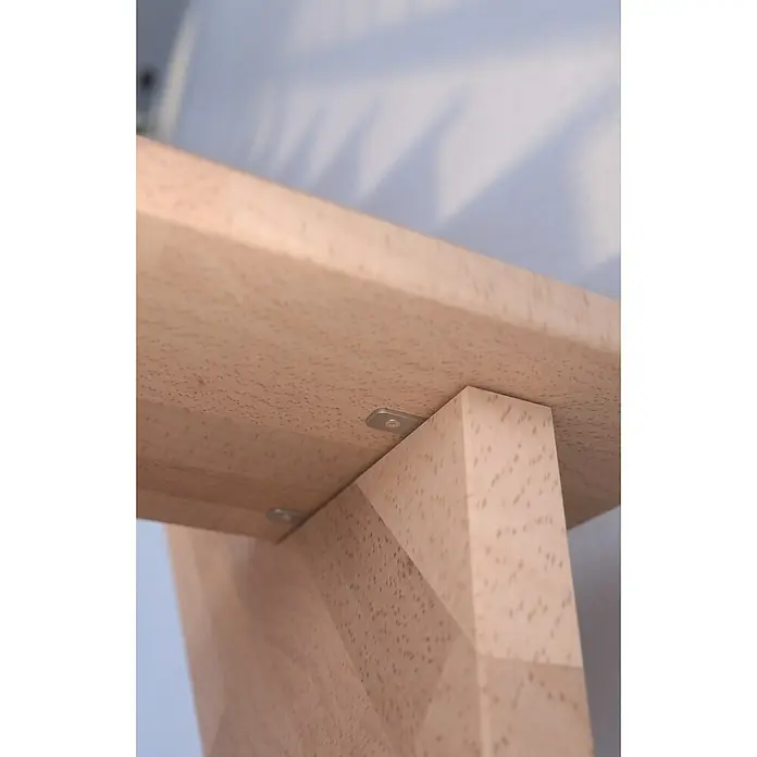 Starwood Raumspartreppe Lindos - Breite: 100 cm, Buche, Geschosshöhe: 300 cm, 1/4-gewendelt rechts, Montageseite Geländer: Wahlweise links/rechts, Geländer Holz/Edelstahl weiß, Ohne Setzstufen - Detailaufnahme eines hellen Holzregals mit Befestigungsbeschlägen, das ein minimalistisches Design und natürliche Holzmaserung zeigt.