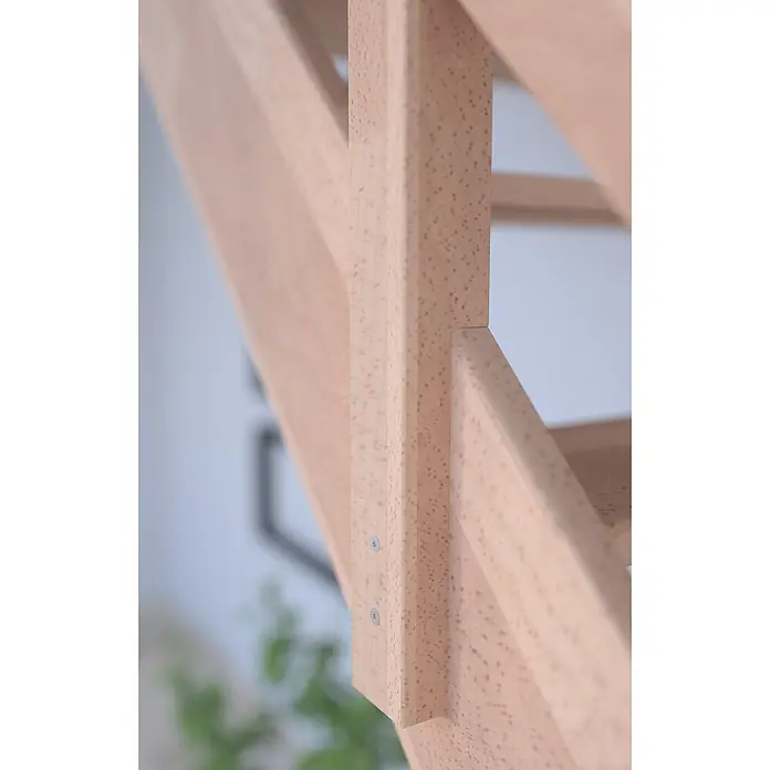 Starwood Raumspartreppe Buche 3000Breite: 60 cm, Buche, Material Handlauf: Edelstahl, Silber, Montageseite Geländer: Links, Geschosshöhe: 279,5 cm - Nahaufnahme einer hölzernen Treppenstruktur mit Schrauben. Das Holz hat eine feine Maserung.