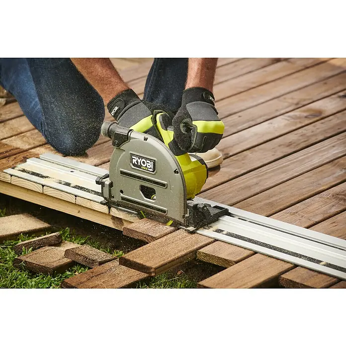 Ryobi ONE+HP Akku-Tauchsäge RPLS18X-0 - 18 V, Ohne Akku, Durchmesser Sägeblatt: 165 mm, Leerlaufdrehzahl: 4.300 U/min - Der RYOBI ONE+ HP Akku-Säge wird zum Schneiden von Holzbrettern verwendet, was die Präzision und Effizienz bei Holzbearbeitungsprojekten erhöht.