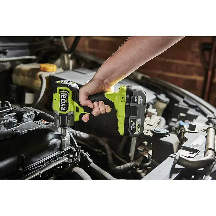 Ryobi ONE+HP Akku-Schlagschrauber RIW1838C-0 - 18 V, Ohne Akku, 450 Nm - Nahaufnahme eines Ryobi Akku-Schlagschraubers, der an einem Automotor verwendet wird.
