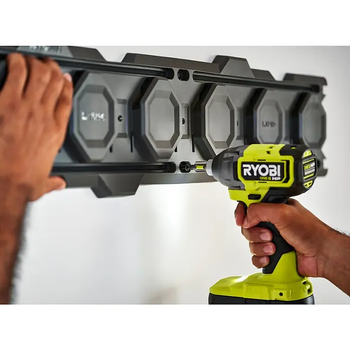 Ryobi Link Systemhalter RSLWPK-7PC - Geeignet für: Elektrowerkzeuge, 7 -tlg. - Befestigung einer grauen Ryobi LINK Wandhalterung mit einem gelben Ryobi ONE+ HP Akku-Schlagschrauber.