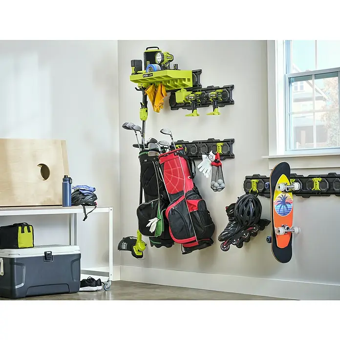 Ryobi Link Systemhalter RSL2WR-2 - Passend für: Ryobi ONE+ Sortiment - Bild einer Ryobi Link-Aufbewahrungslösung an einer Garagenwand mit Werkzeugen, Sportartikeln und Zubehör.
