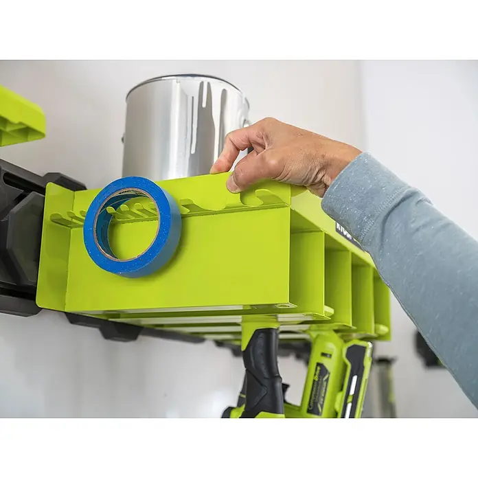 Ryobi Link Wandhalterung RSLW401 - L x B x H: 28 x 14,5 x 53,5 cm - Nahaufnahme einer Ryobi Link Aufbewahrungslösung, die eine praktische Organisation für Werkzeuge und Zubehör bietet.