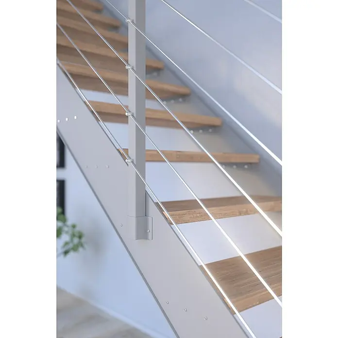 Starwood Wangentreppe Kos - Farbton Metall: RAL 9006, Breite: 87 cm, Eiche, Geschosshöhe: 240 cm - 300 cm, Gerade, Metallgeländer pulverbeschichtet, Stufen farblos geölt - Detailaufnahme einer modernen Treppe mit Holzstufen und einem Geländer aus Stahlseilen, das durch schlichte, graue Pfosten gehalten wird.