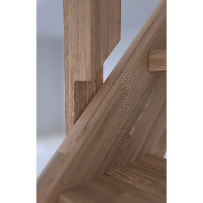 Starwood Raumspartreppe Mykonos - Breite: 81 cm, Eiche, Geschosshöhe: 280 cm, Gerade, Montageseite Geländer: Rechts, Geländer Holz/Edelstahl weiß, Mit Setzstufen - Detailansicht einer eleganten Holztreppe, die die feine Handwerkskunst und die natürliche Maserung des Holzes hervorhebt.