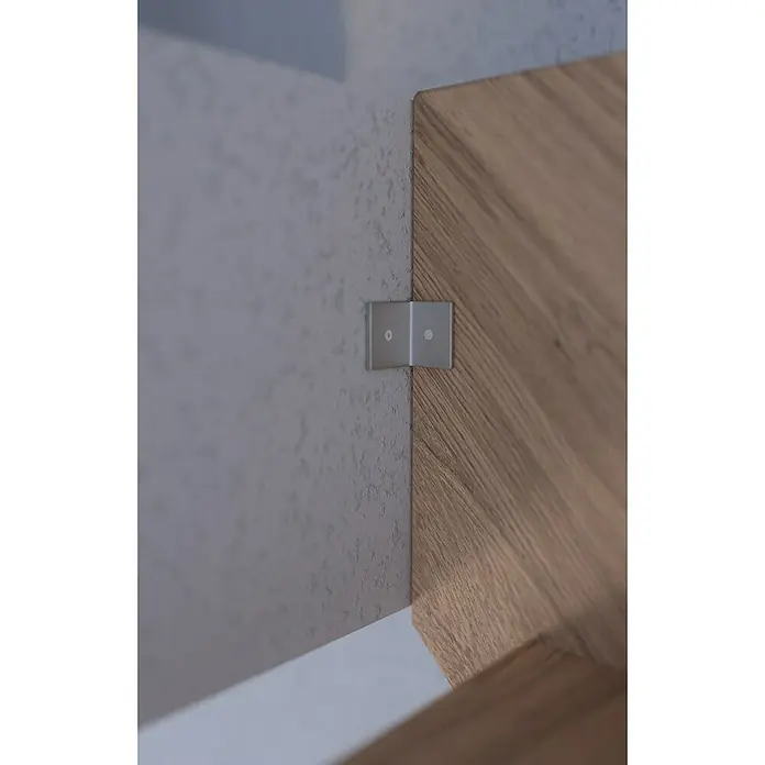 Starwood Raumspartreppe Eiche 3000 - Breite: 60 cm, Eiche, Material Handlauf: Edelstahl, Weiß, Montageseite Geländer: Rechts, Geschosshöhe: 279,5 cm - Möbelbeschlag: Ein silberner Winkelverbinder befestigt ein Holzbrett an einer grauen Wand.