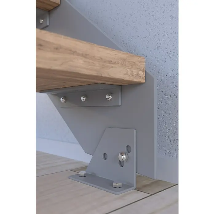 Starwood Wangentreppe KosFarbton Metall: RAL 9006, Breite: 106 cm, Eiche Rustik, Geschosshöhe: 240 cm - 300 cm, Gerade, Metallgeländer pulverbeschichtet, Stufen farblos geölt - Nahaufnahme einer modernen Treppenbefestigung aus Metall mit Holzstufe, befestigt an einer Wand.