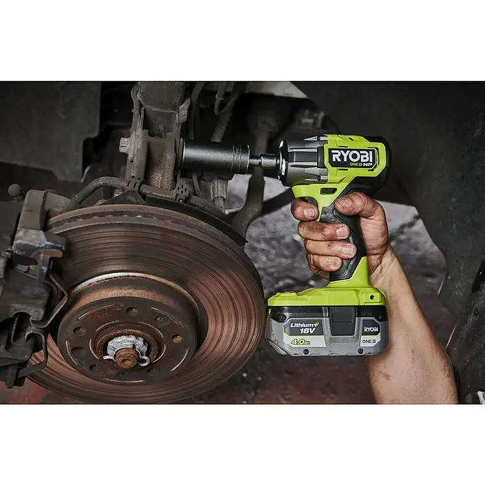 Ryobi ONE+HP Akku-Schlagschrauber RIW1838C-0 - 18 V, Ohne Akku, 450 Nm - Der RYOBI ONE+ HP Akku-Schlagschrauber wird an einer Bremsanlage eines Autos verwendet. Der Schrauber hat einen 18V Lithium+ Akku.