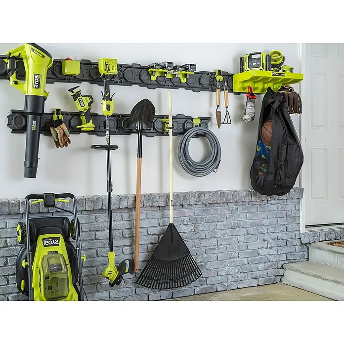 Ryobi Link Systemhalter RSL2WR-2 - Passend für: Ryobi ONE+ Sortiment - Das Bild zeigt eine Ryobi Link Aufbewahrungslösung mit Gartengeräten und Sportausrüstung, die ordentlich an einer Wand montiert sind.