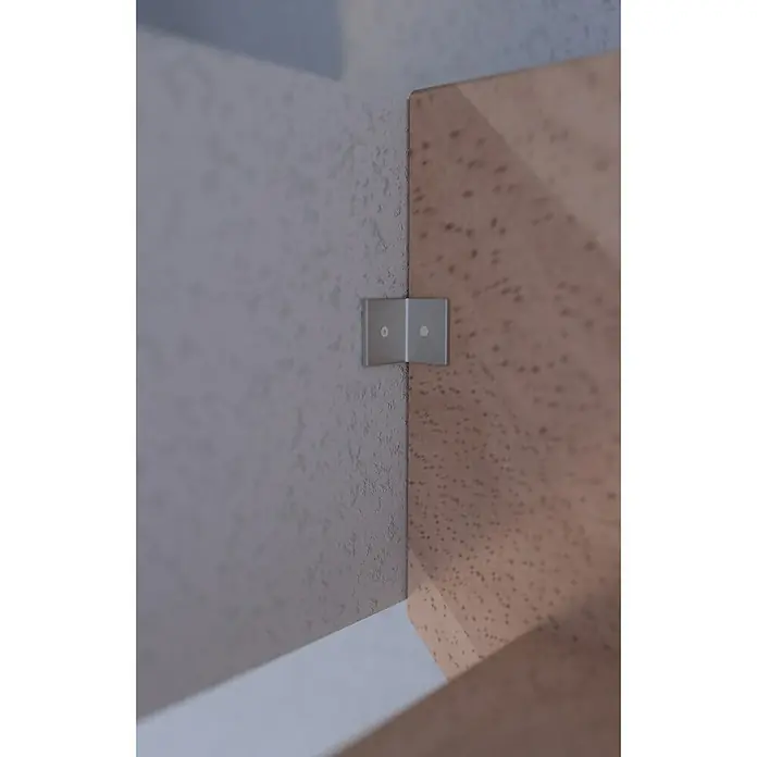 Starwood Raumspartreppe Buche 3000 - Breite: 60 cm, Buche, Material Handlauf: Edelstahl, Weiß, Montageseite Geländer: Rechts, Geschosshöhe: 279,5 cm - Die Nahaufnahme zeigt einen Winkelverbinder, der zwei Oberflächen verbindet, mit sichtbaren Schrauben zur Befestigung.
