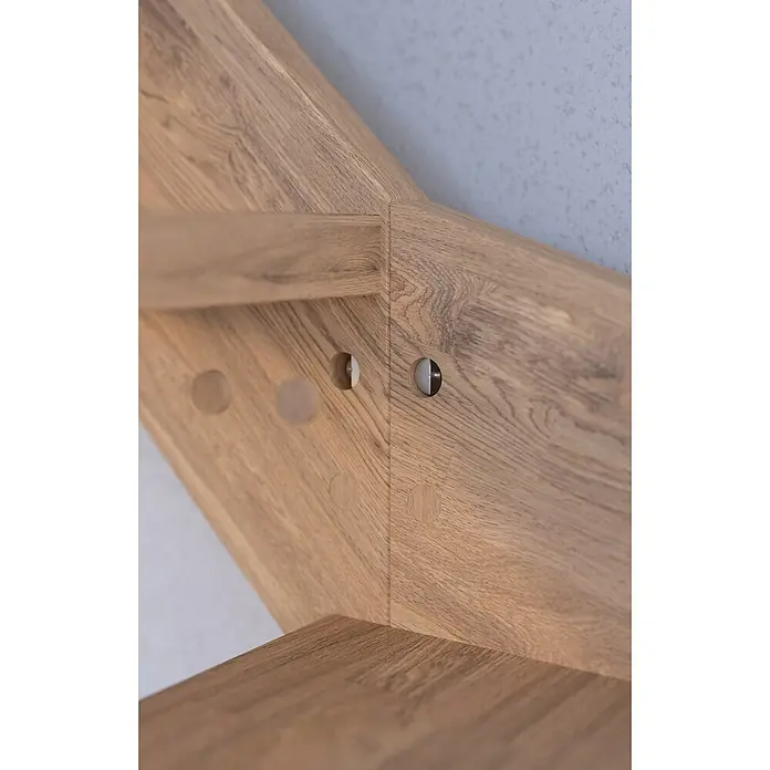 Starwood Raumspartreppe Rhodos - Breite: 80 cm, Eiche, Geschosshöhe: 300 cm, 1/4-gewendelt rechts, Montageseite Geländer: Rechts, Designgeländer Holz/Holz, Mit Setzstufen - Nahaufnahme einer Treppe aus hellem Holz, die die Details der Holzstruktur und die präzise Verarbeitung hervorhebt.