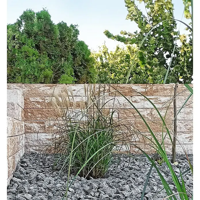 Christoph Mauerstein Rustikalblock50 x 12,5 x 14 cm, Mediteran/Weiß, Beton - Landschaftsgestaltung mit Ziergras, Steinen und einer Mauer, die einen modernen und natürlichen Gartenstil vereint.
