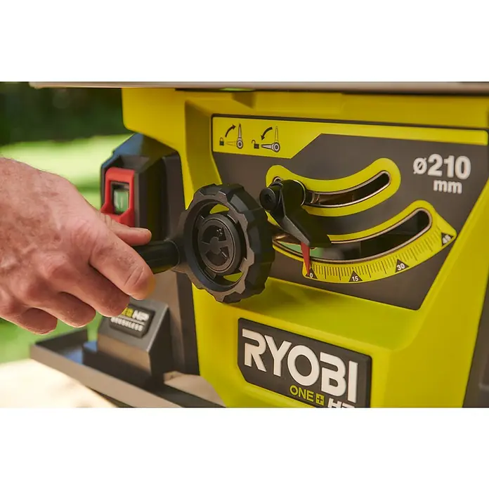 Ryobi ONE+HP Akku-Tischkreissäge RTBS18X-0 - 18 V, Ohne Akku, Durchmesser Sägeblatt: 210 mm - Detailansicht einer Ryobi Tischkreissäge mit Fokus auf Bedienelemente und Winkelanzeige.