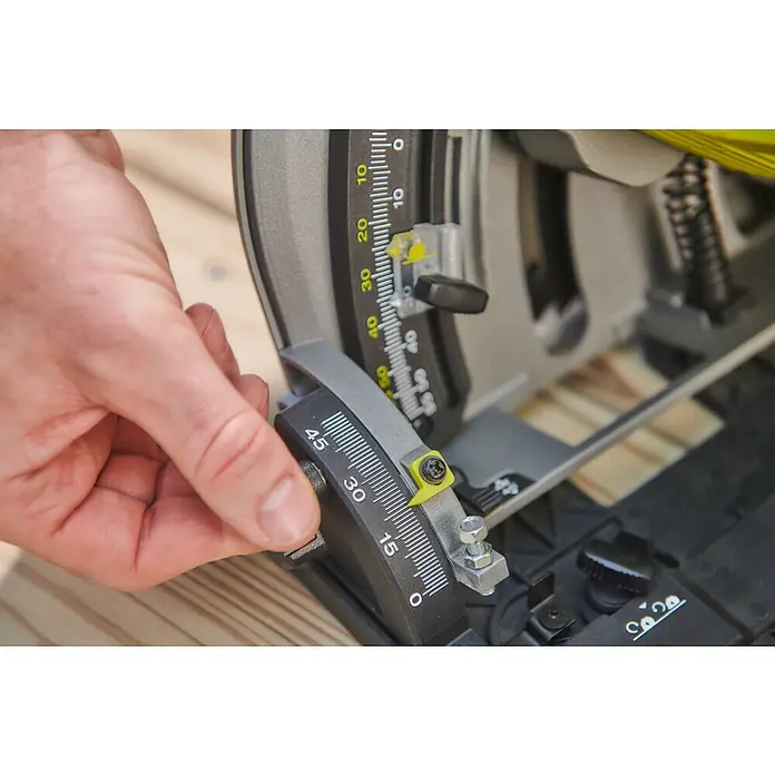 Ryobi ONE+HP Akku-Tauchsäge RPLS18X-0 - 18 V, Ohne Akku, Durchmesser Sägeblatt: 165 mm, Leerlaufdrehzahl: 4.300 U/min - Eine Nahaufnahme einer RYOBI-Säge, die auf einen Winkel von 45 Grad eingestellt ist, was die Präzision des Werkzeugs hervorhebt.
