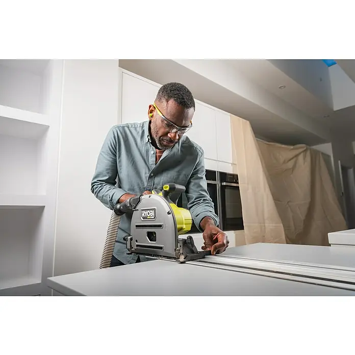 Ryobi ONE+HP Akku-Tauchsäge RPLS18X-0 - 18 V, Ohne Akku, Durchmesser Sägeblatt: 165 mm, Leerlaufdrehzahl: 4.300 U/min - Ein Mann benutzt eine Ryobi Tauchsäge, um präzise Schnitte auszuführen. Ideal für Heimwerkerprojekte und professionelle Anwendungen.