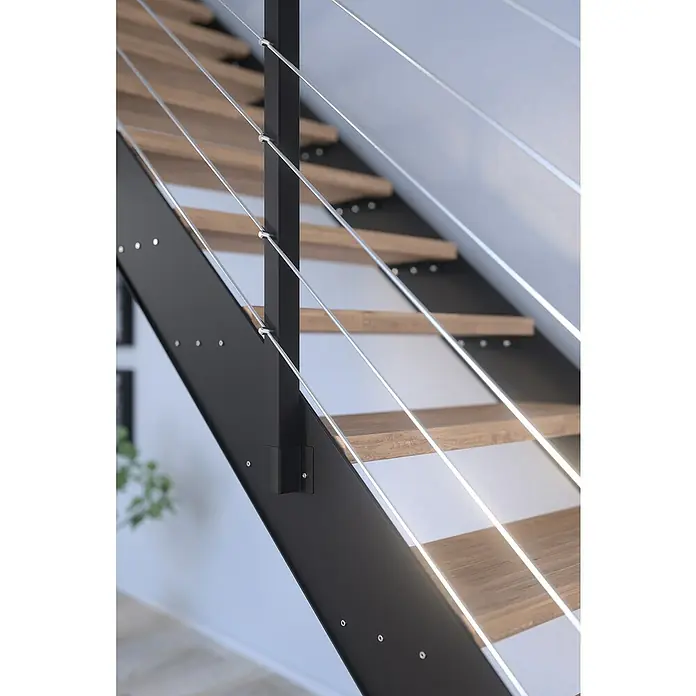 Starwood Wangentreppe KosFarbton Metall: RAL 9005, Breite: 106 cm, Buche, Geschosshöhe: 240 cm - 300 cm, Gerade, Metallgeländer pulverbeschichtet, Stufen unbehandelt - Detailansicht einer modernen Treppe mit Holzstufen, schwarzen Metallgeländern und Edelstahlseilen. Stilvolles Design für zeitgenössische Innenräume.