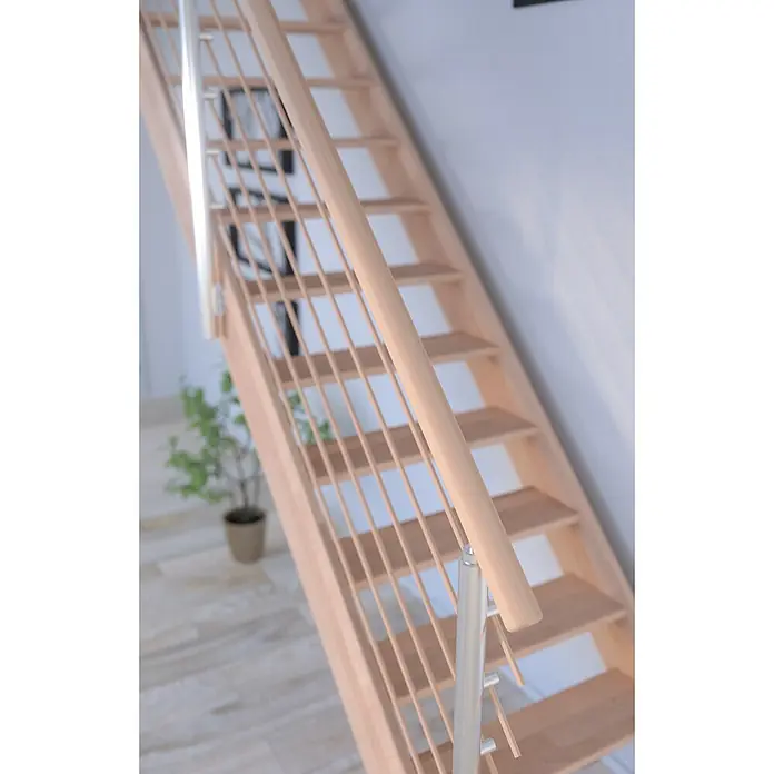 Starwood Raumspartreppe RhodosBreite: 84 cm, Buche, Geschosshöhe: 300 cm, 1/4-gewendelt rechts, Montageseite Geländer: Wahlweise links/rechts, Designgeländer Holzrundstäbe, Ohne Setzstufen - Detailaufnahme einer Holztreppe mit silbernen Geländerstäben und hellem Holz, die ein modernes und offenes Design zeigt.