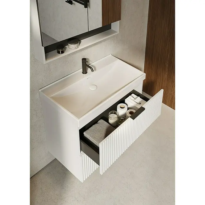 Camargue Badmöbel-Set Yasumi - 81 cm, Weiß - Ein Badezimmerwaschtisch mit Schublade und einer weißen, geriffelten Front, dazu ein eingelassenes Waschbecken und ein moderner Wasserhahn.