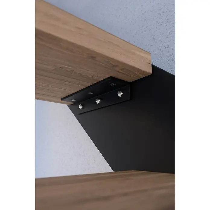 Starwood Wangentreppe KosFarbton Metall: RAL 9005, Breite: 108 cm, Eiche, Geschosshöhe: 260 cm - 320 cm, Gerade, Designgeländer unbehandelt, Stufen unbehandelt - Nahaufnahme einer hölzernen Regalstruktur, die durch eine schwarze Metallhalterung mit Bolzen an einer Wand befestigt ist, die das Design und die Stabilität hervorhebt.