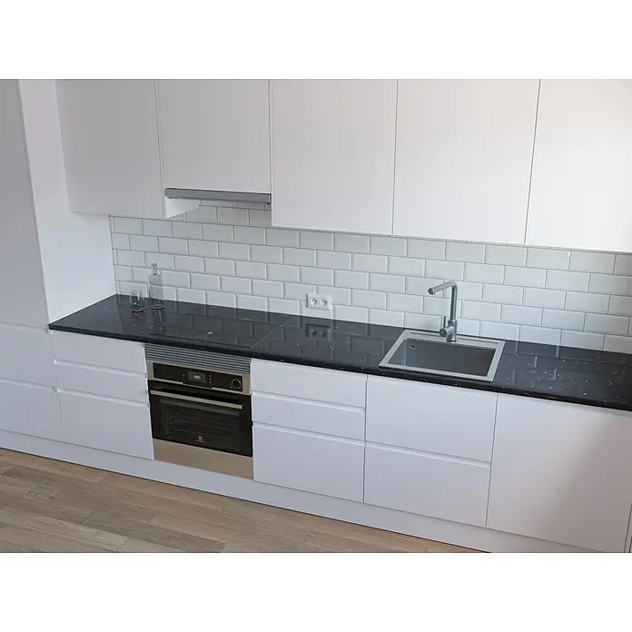 Encimera de cocina al corte Marquina - Marquina, Espesor: 30 mm, Ancho: 63 cm - Fregadero de acero inoxidable en una cocina moderna con armarios blancos y encimera oscura.
