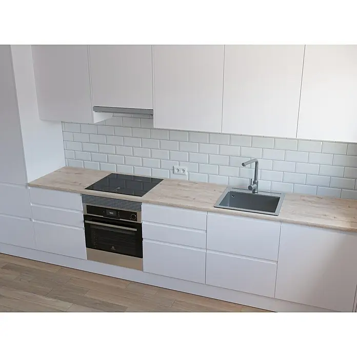 Encimera de cocina al corte Roble Medio - Roble Medioop, Espesor: 30 mm, Ancho: 63 cm - Cocina luminosa con fregadero, vitrocerámica y horno. Los armarios blancos y la encimera clara crean un ambiente moderno.