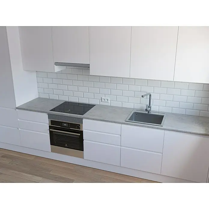 Encimera de cocina al corte Annapurna - Annapurna, Espesor: 30 mm, Ancho: 63 cm - Diseño de cocina luminoso con fregadero integrado y placa de cocción moderna. Los armarios blancos y la encimera gris ofrecen un aspecto elegante.