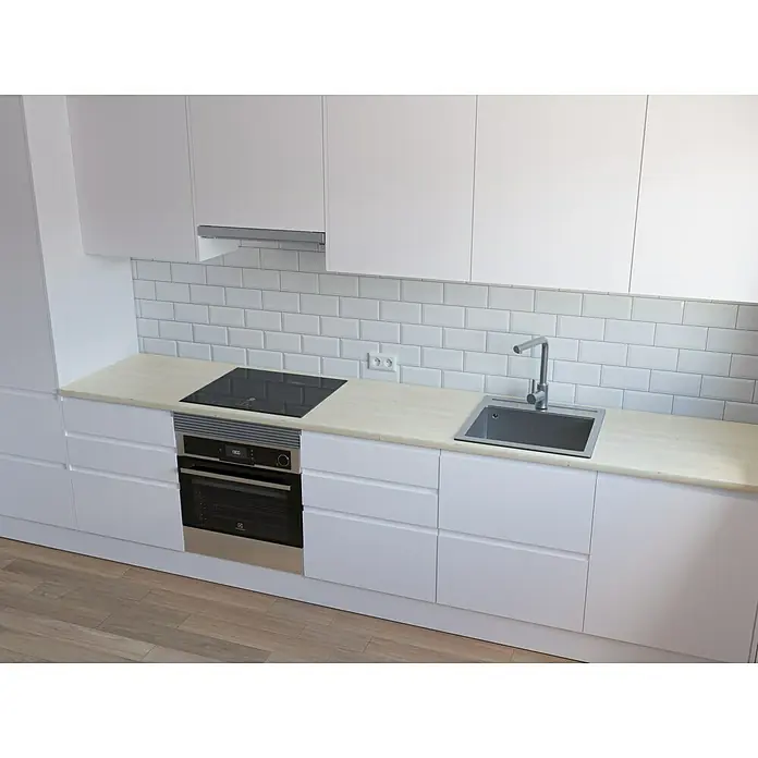 Encimera de cocina al corte Travertino Stone - Travertino Stone, Espesor: 30 mm, Ancho: 63 cm - Una cocina moderna con armarios blancos, un fregadero y una placa de cocina que ofrece una estética limpia y funcional para las actividades culinarias.