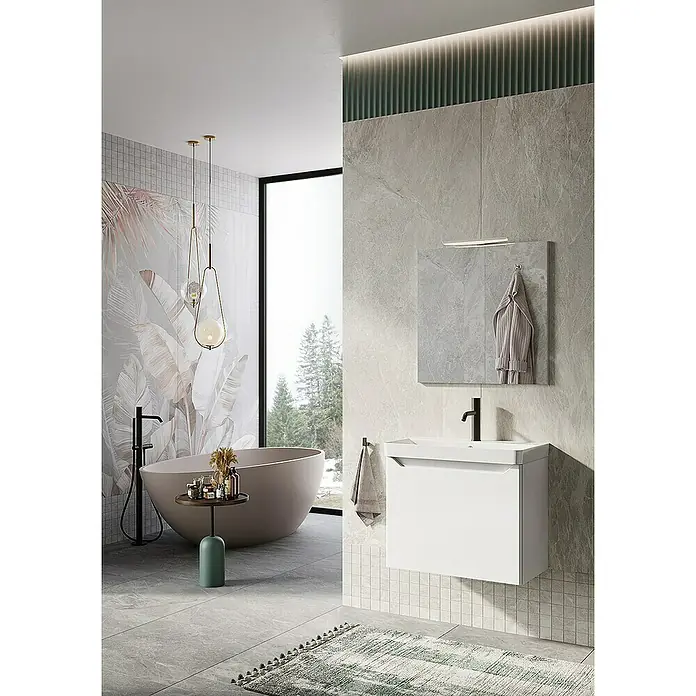 Riva Badmöbel-Set Sierra 2.0 - Gesamtbreite Badmöbel: 60 cm, Weiß, Matt - Ein Badezimmer mit einer freistehenden Badewanne, einem Waschtisch mit weißem Unterschrank und einem Spiegel.