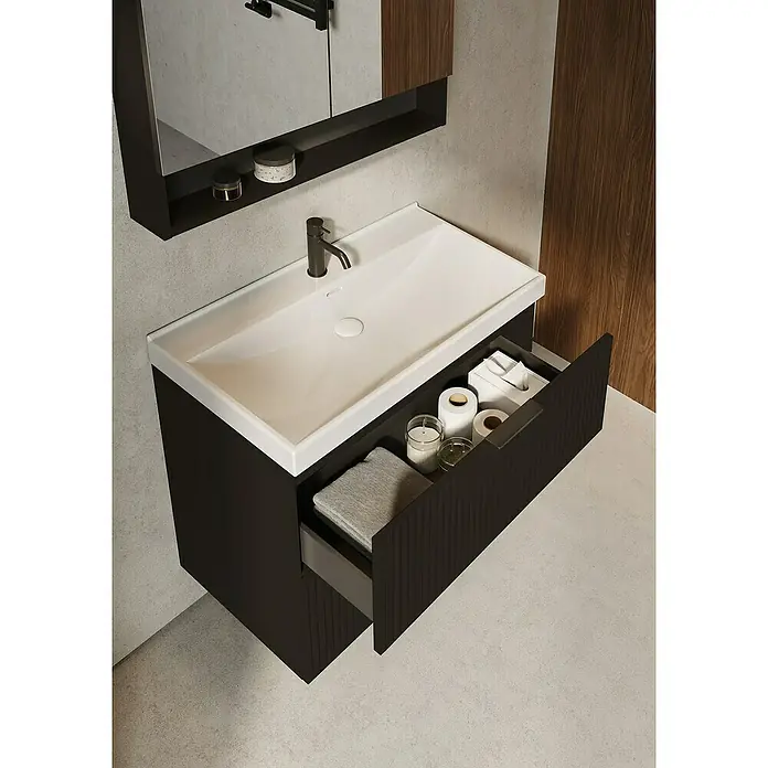 Camargue Badmöbel-Set Yasumi - 81 cm, Schwarz - Modernes Badezimmerwaschbecken mit offener Schublade, die Handtücher und Toilettenartikel zeigt.
