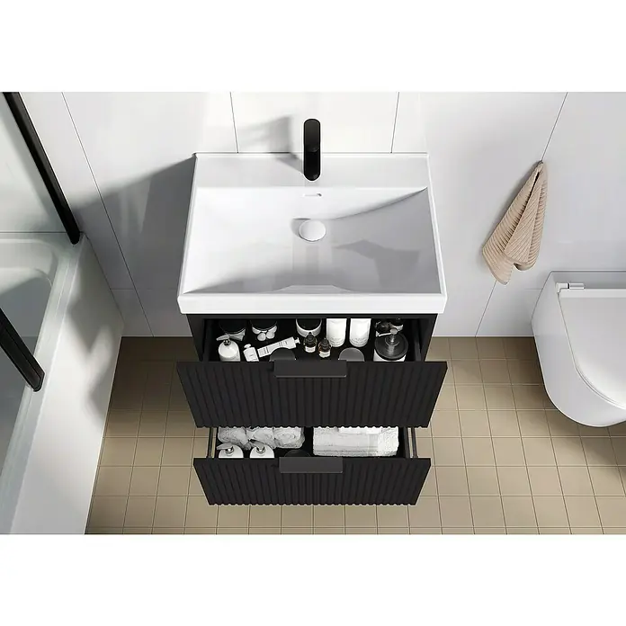 Camargue Badmöbel-Set Yasumi60 cm, Schwarz - Ein moderner Waschtisch mit offenem Schubladen voller Badutensilien, darunter Handtücher und Kosmetikprodukte, in einem stilvollen Badezimmer.