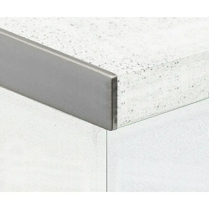 Top Form Perfil final para encimeras - Plata, An x L: 3 x 63 cm - Primer plano de una encimera de cocina con un borde de metal gris, creando un aspecto elegante y moderno.