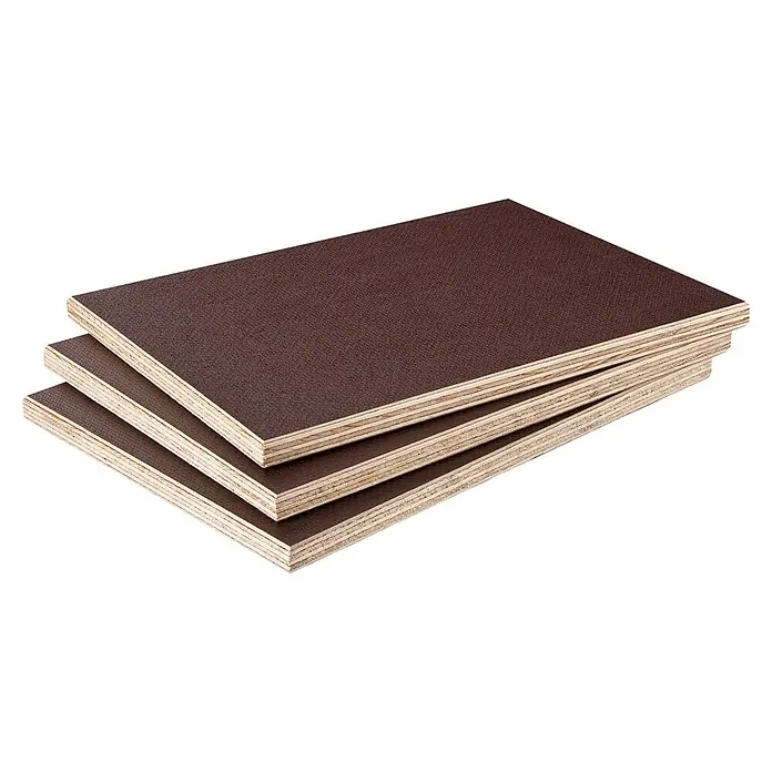 Siebdruckplatte Twin - Birke, 2.500 x 1.250 x 15 mm - Ein Stapel brauner Filmbeschichtete Holzplatten. Sie sind horizontal ausgerichtet und zeigen die Furnierschichten an den Kanten.