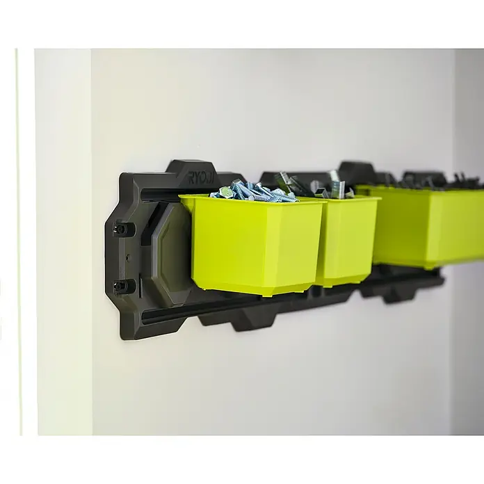 Ryobi Link Kleinteileeinsatz RSL813 - Länge: 12 cm, Passend für: RYOBI LINK™ Werkzeugboxen und an den Wandpaneelen - Ryobi Link Aufbewahrungssystem mit drei hellgrünen Behältern, die an einer schwarzen Wandhalterung befestigt sind und Schrauben enthalten.