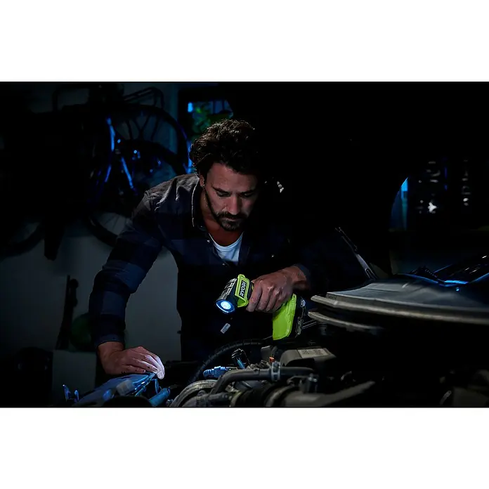 Ryobi ONE+ Akku-Taschenlampe RLF18-0 - 18 V, Ohne Akku, Lichtstrom: 280 lm - Ein Mann, der mit einer RYOBI-Arbeitsleuchte unter der Motorhaube eines Autos arbeitet.