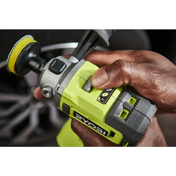 Ryobi ONE+ Akku-Polierschleifer RDP18-0 - 18 V, Ohne Akku, Durchmesser Polierteller: 76 mm - Nahaufnahme eines RYOBI Akku-Polierers in der Hand, der die Bedienelemente zeigt. Kompakt und ideal für detaillierte Polierarbeiten.