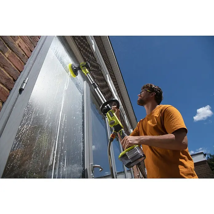 Ryobi ONE+ Akku-Reinigungsbürste RWTS18-0 - 18 V, Ohne Akku - Ein Mann benutzt eine Ryobi Power Bürste, um Fenster zu reinigen. Diese Akku-Bürste macht die Fensterreinigung mühelos.