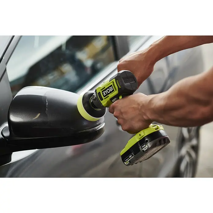 Ryobi ONE+ Akku-Polierschleifer RDP18-0 - 18 V, Ohne Akku, Durchmesser Polierteller: 76 mm - Ryobi Akku-Polierer bei der Arbeit an einem Autospiegel.
