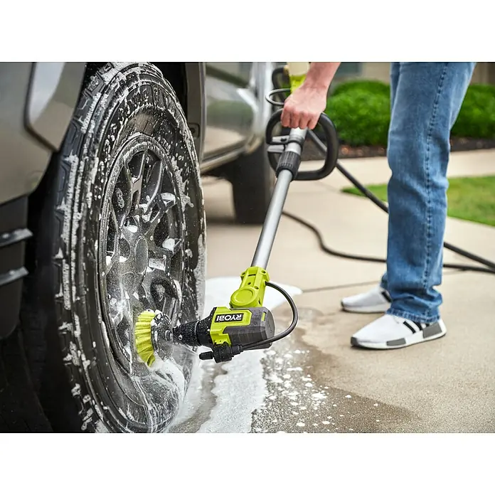Ryobi ONE+ Akku-Reinigungsbürste RWTS18-0 - 18 V, Ohne Akku - Der Ryobi Power Scrubber reinigt mühelos ein verschmutztes Autorad mit einer rotierenden Bürste und erzeugt dabei viel Schaum.
