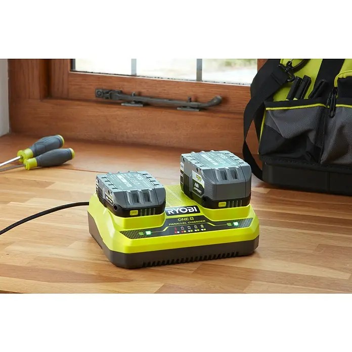 Ryobi ONE+ Ladegerät RC18240 Dual Port - Passend für: Ryobi One+ 18V Akkus, 18 V - Ryobi ONE+ Doppelladegerät mit zwei 18V Akkus, ideal zum gleichzeitigen Laden. Praktisch und effizient für Werkzeugakkus.