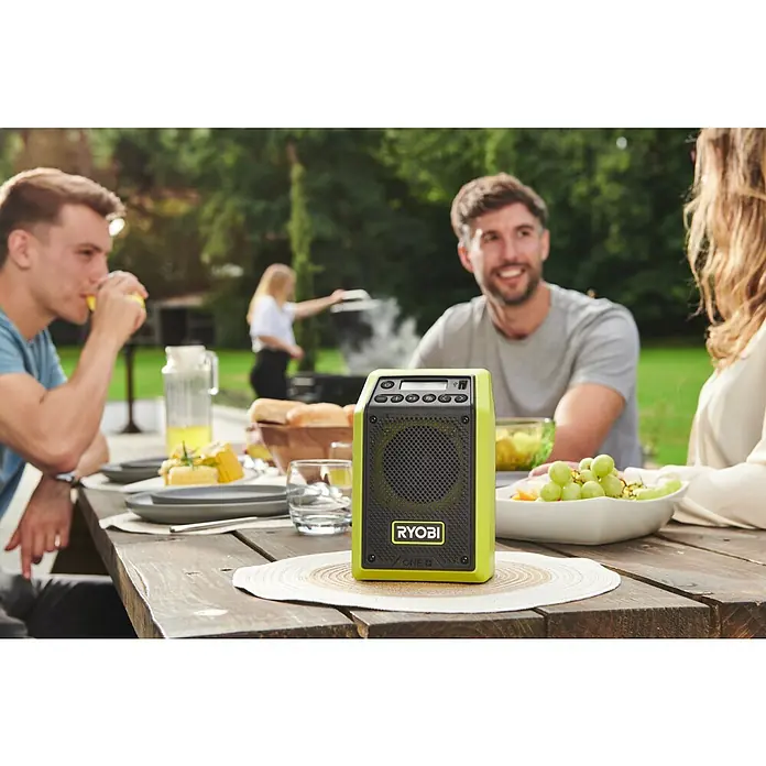 Ryobi ONE+ Akku-Radio RR18-0 Bluetooth® - Ohne Akku - Das RYOBI ONE+ Audiosystem sorgt für den richtigen Ton bei jedem Grillfest mit Freunden. Der tragbare Lautsprecher liefert satten Sound im Freien.