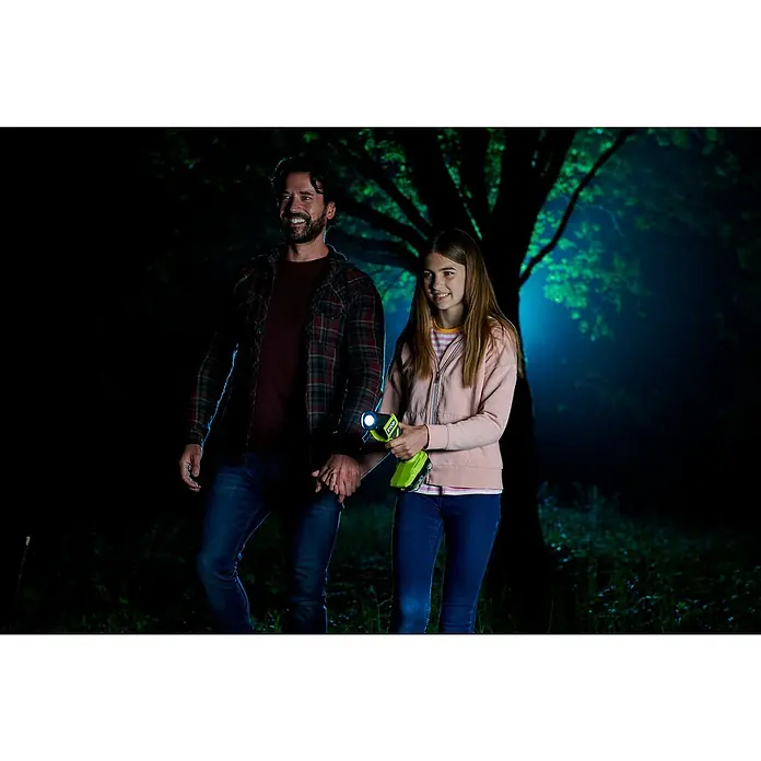 Ryobi ONE+ Akku-Taschenlampe RLF18-0 - 18 V, Ohne Akku, Lichtstrom: 280 lm - Ein Vater und seine Tochter halten Händchen und leuchten mit einer Ryobi-Lampe durch den Wald.