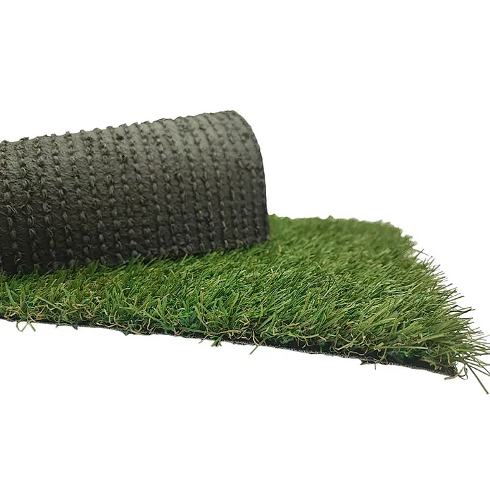 Césped artificial Leo - 5 x 2 m, Altura del pelo: 25 mm, 14.698 puntadas/m² - Primer plano de una alfombra con césped artificial, parcialmente enrollada. Ideal para jardín, balcón o terraza.