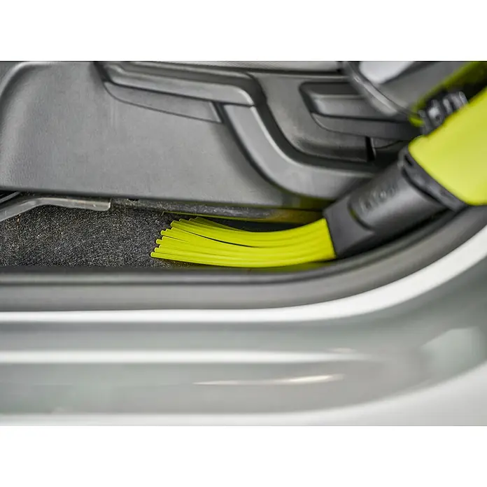 Ryobi Staubsaugeraufsatz RSVMCT - Passend für: Roybi Staubsauger RSV18 / RSV18X-0 / RSV18BL / RSV18X1-0 - Eine Nahaufnahme einer grünen Bürste eines Staubsaugers, die in einem grauen Auto verwendet wird, um Schmutz zu entfernen.